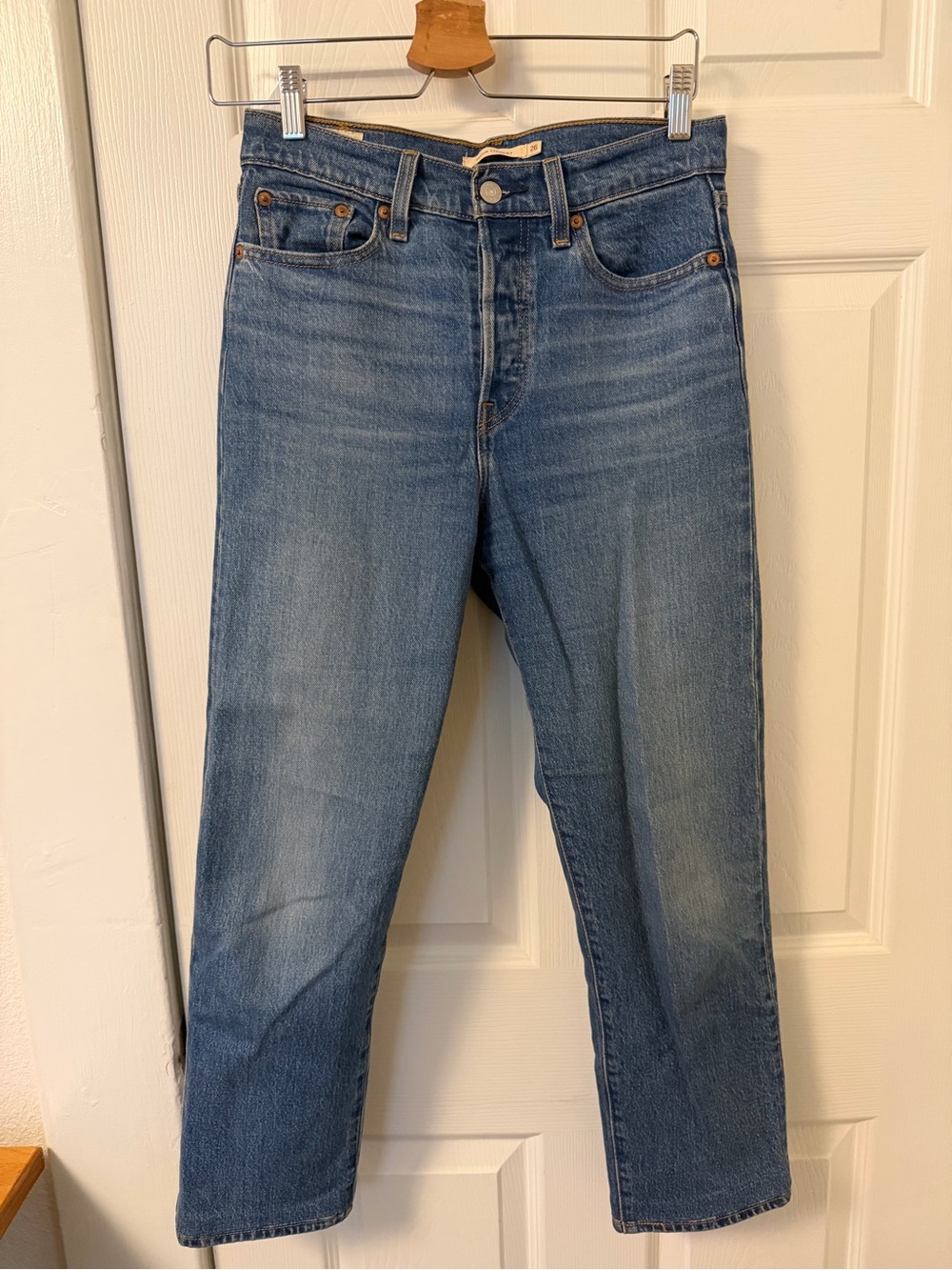 Cropped Levi's Medium Wash Wedgie Straight Jeans